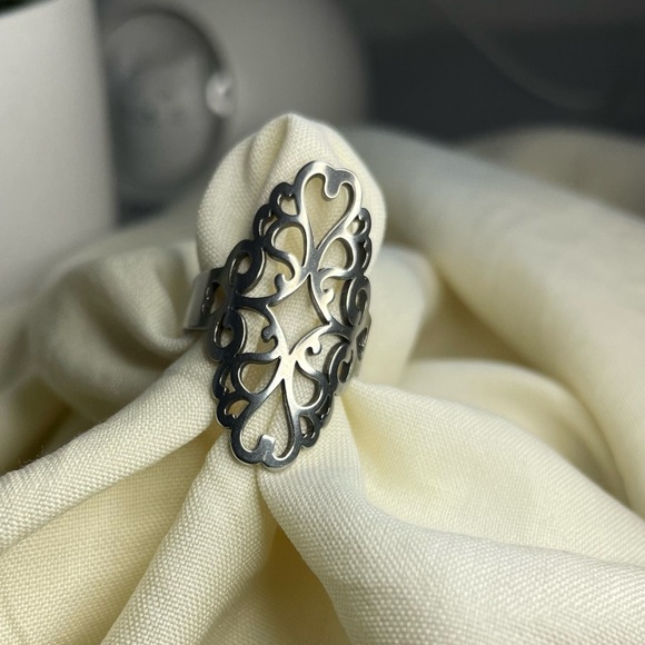 NWT, STAINLESS STEEL Silver láser Cut Pattern Woman ring , Size 6.5 - Picture 8 of 17